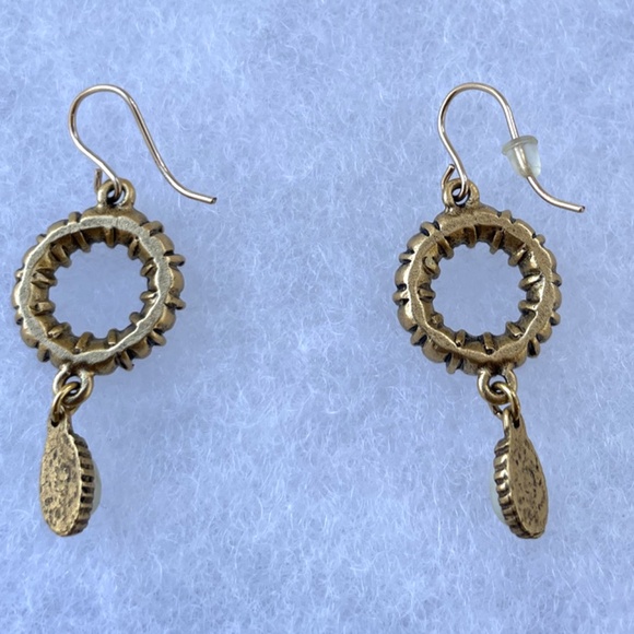 Metropolitan Museum 14k gold plated circular Pearl Earrings with precious stones - Picture 5 of 5